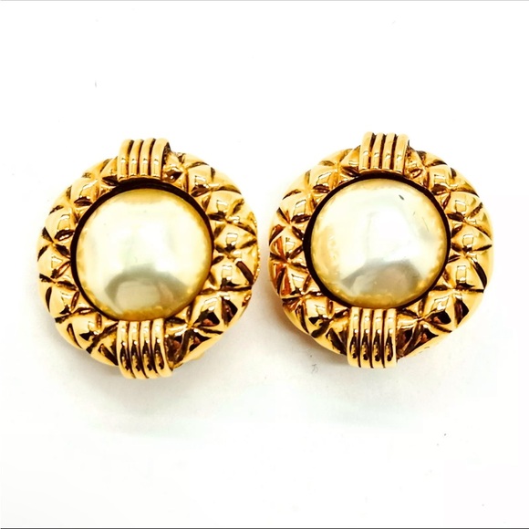 Authentic 🌸CHANEL 🌸Gold plated with Pearl clip on Earrings - Picture 3 of 9